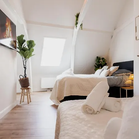 2br 1 Min Walk To Rembrandtplein & Dam Square